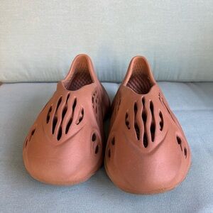 ADIDAS YEEZY FOAM RUNNER CLAY RED (HP 5335) SIZE 6